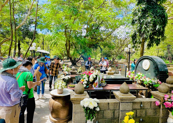 Artists offer incense at Heroine Vo Thi Sau grave. (Photo:SGGP)
