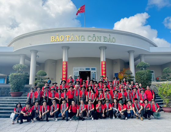 HCMC’s officials and artists participate in a trip in tribute to martyrs in Con Dao. (Photo: SGGP)