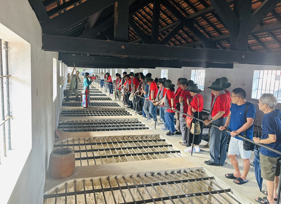 The delegation visits Phu Tuong Prison. (Photo: SGGP)