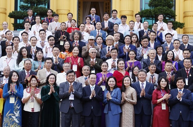 President Vo Van Thuong (front, fifth from left), handicraft artisans and workers pose for a group photo at their meeting in Hanoi on November 9. (Photo: VNA) President Vo Van Thuong (front, fifth from left), handicraft artisans and workers pose for a group photo at their meeting in Hanoi on November 9. (Photo: VNA)