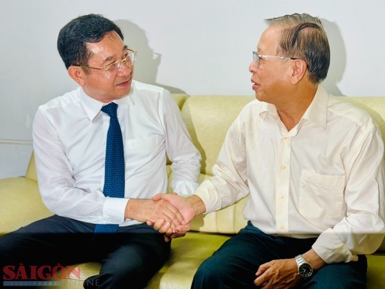 Head of the Inspection Commission of the HCMC Party Committee, Duong Ngoc Hai (L) visits Meritorious Teacher, Assoc. Prof. Dr.Duong Ai Phuong. (Photo: SGGP) Head of the Inspection Commission of the HCMC Party Committee, Duong Ngoc Hai (L) visits Meritorious Teacher, Assoc. Prof. Dr.Duong Ai Phuong. (Photo: SGGP)