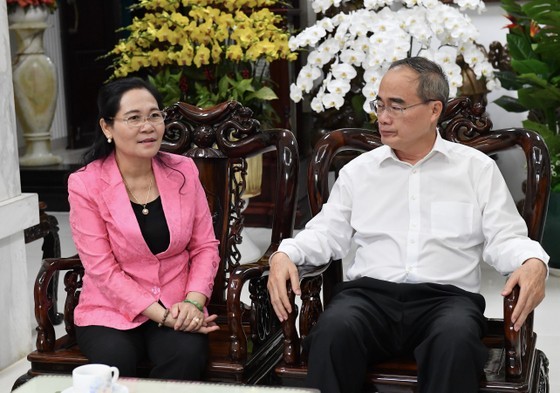 Chairwoman of the HCMC People’s Council Nguyen Thi Le extends her appreciation for significant contributions of Professor Nguyen Thien Nhan. (Photo: SGGP) Chairwoman of the HCMC People’s Council Nguyen Thi Le extends her appreciation for significant contributions of Professor Nguyen Thien Nhan. (Photo: SGGP)