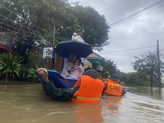 The local authorities have asked around 2,280 residents in lowlands and flood-prone areas in Hue City, Nam Dong, Phu Loc, and Phong Dien districts to relocate to safer grounds to escape flooding. (Photo: SGGP)