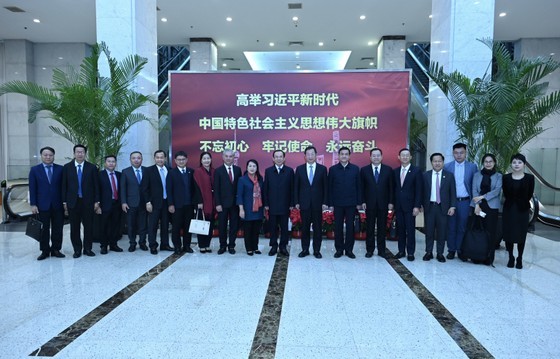 Ho Chi Minh City&apos;s officials visit the headquarters of the Pudong People&apos;s Government. (Photo: SGGP)