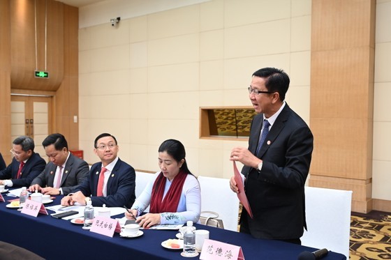 Deputy head of the Propaganda and Education Board of the Ho Chi Minh City Party Committee Pham Duc Hai is interested in the difficulties and challenges in training cadres and leaders of the Party School of Chinese Communist Party (CCP) Shanghai Municipal Committee. (Photo: SGGP)