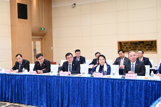 The delegation of Ho Chi Minh City high-ranking officials has a working session with the Party School of Chinese Communist Party (CCP) Shanghai Municipal Committee on November 14. (Photo: SGGP)