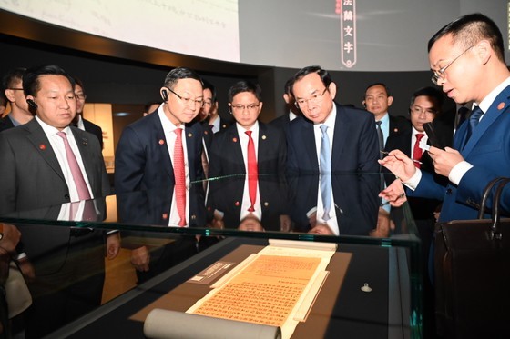 Secretary of the Ho Chi Minh City Party Committee Nguyen Van Nen visits an area displaying ancient books in the Shanghai East Library. (Photo: SGGP)
