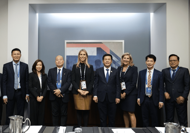 Vietnamese officials and Walmart representatives in a group photo. (Photo: MoIT) Vietnamese officials and Walmart representatives in a group photo. (Photo: MoIT)