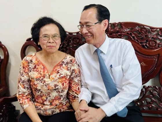 Head of the Internal Affairs Committee of the HCMC Party Committee Le Thanh Liem (R) visits People’s Teacher, Professor. Dr. Phan Thi Tuoi, former Principal of the University of Technology in HCMC (Photo: SGGP) Head of the Internal Affairs Committee of the HCMC Party Committee Le Thanh Liem (R) visits People’s Teacher, Professor. Dr. Phan Thi Tuoi, former Principal of the University of Technology in HCMC (Photo: SGGP)