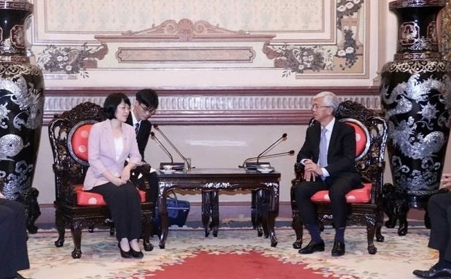 Vice Chairman of the Ho Chi Minh City People’s Committee Vo Van Hoan (R) meets with Vice Chairwoman of the Guangxi Zhuang Autonomous Region Hui Guo Hua on November 16. (Photo: VNA) Vice Chairman of the Ho Chi Minh City People’s Committee Vo Van Hoan (R) meets with Vice Chairwoman of the Guangxi Zhuang Autonomous Region Hui Guo Hua on November 16. (Photo: VNA)