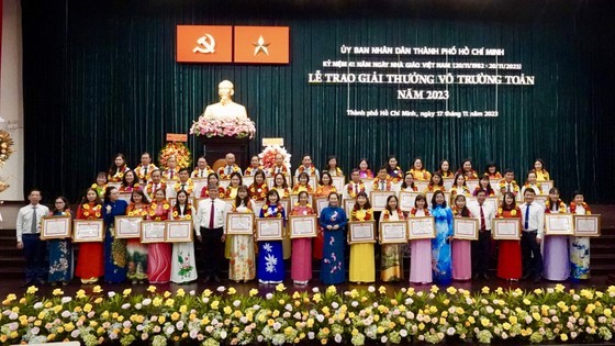 50 outstanding teachers, academic administrators and officers in the city are granted the Vo Truong Toan Awards. (Photo: SGGP)