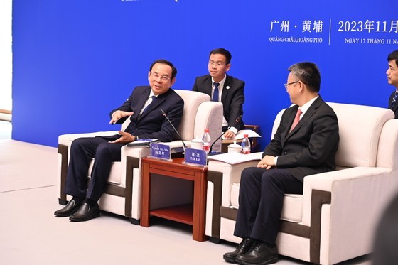 Secretary of the Ho Chi Minh City Party Committee Nguyen Van Nen (L) and Chen Jie, member of the Guangzhou Municipal Standing Committee, Secretary of the Huangpu District Committee (Photo: SGGP) Secretary of the Ho Chi Minh City Party Committee Nguyen Van Nen (L) and Chen Jie, member of the Guangzhou Municipal Standing Committee, Secretary of the Huangpu District Committee (Photo: SGGP)