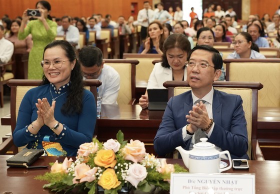 Standing Deputy Editor-in-Chief of the Sai Gon Giai Phong Newspaper Nguyen Thanh Loi (R) attends the award ceremony. (Photo: SGGP)