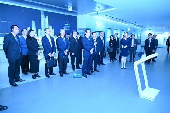 The Ho Chi Minh City delegation learns about the planning model of China – Singapore Guangzhou Knowledge City. (Photo: SGGP) The Ho Chi Minh City delegation learns about the planning model of China – Singapore Guangzhou Knowledge City. (Photo: SGGP)