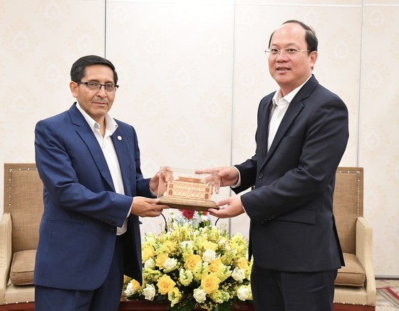 Deputy Secretary of the Ho Chi Minh City (HCMC) Party Committee Nguyen Ho Hai (R) offers a gift to Secretary of the Peruvian Communist Party (PCP) Central Committee in charge of Foreign Affairs Hidebrando Cuhuanca Segovia. (Photo:SGGP) Deputy Secretary of the Ho Chi Minh City (HCMC) Party Committee Nguyen Ho Hai (R) offers a gift to Secretary of the Peruvian Communist Party (PCP) Central Committee in charge of Foreign Affairs Hidebrando Cuhuanca Segovia. (Photo:SGGP)