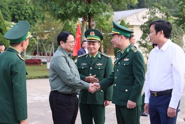 Prime Minister Pham Minh Chinh visits officials and soldiers at Hoi Luong border station in Phong Tho (Photo: VNA)