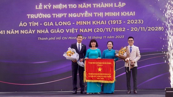 Chairwoman of the HCMC People’s Council Nguyen Thi Le presents the Flag of Tradition to the school Board of Directors of the Nguyen Thi Minh Khai High School. (Photo: SGGP) Chairwoman of the HCMC People’s Council Nguyen Thi Le presents the Flag of Tradition to the school Board of Directors of the Nguyen Thi Minh Khai High School. (Photo: SGGP)