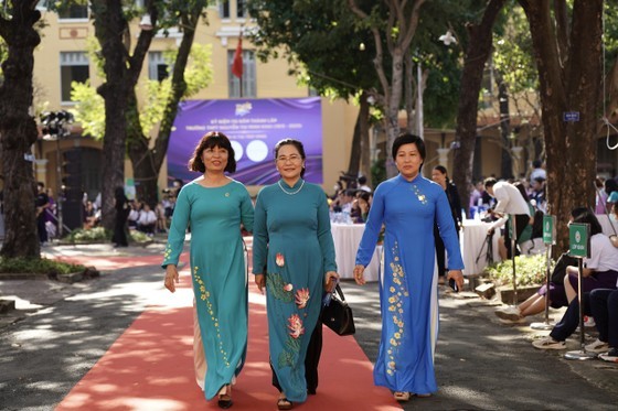 Chairwoman of the HCMC People’s Council Nguyen Thi Le (C) and representatives of the school Board of Directors of the Nguyen Thi Minh Khai High School (Photo: SGGP) Chairwoman of the HCMC People’s Council Nguyen Thi Le (C) and representatives of the school Board of Directors of the Nguyen Thi Minh Khai High School (Photo: SGGP)