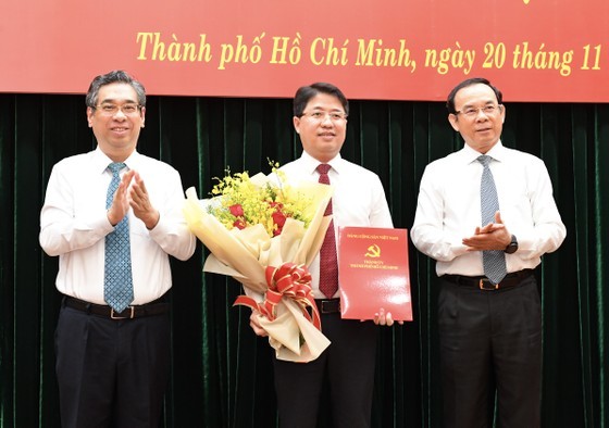 Secretary of the HCMC Party Committee Nguyen Van Nen (R) and Vice Secretary of the Party Committee of the city Nguyen Phuoc Loc (L) congratulate Chief of the Office of the HCMC Party Committee Pham Hong Son. (Photo: SGGP) Secretary of the HCMC Party Committee Nguyen Van Nen (R) and Vice Secretary of the Party Committee of the city Nguyen Phuoc Loc (L) congratulate Chief of the Office of the HCMC Party Committee Pham Hong Son. (Photo: SGGP)