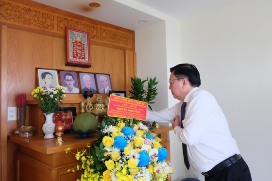 Deputy Head of the Propaganda and Education Board of the HCMC Party Committee Le Hong Son offers incense to commemorate the late Professor. Dr. Nguyen Ngoc Giao. (Photo: SGGP)