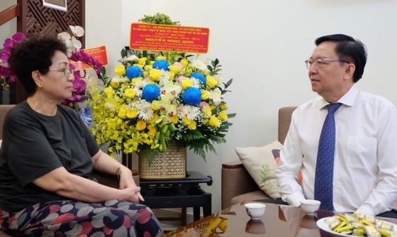 Mr. Le Hong Son at the visit to the family of the late Professor. Dr. Nguyen Ngoc Giao. (Photo: SGGP)