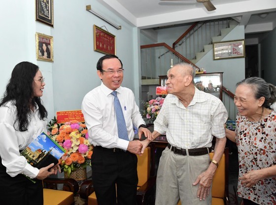 Secretary of the HCMC Party Committee Nguyen Van Nen (2nd,L) wishes Prof. Dr. Chu Pham Ngoc Son (2nd, R) good health. (Photo: SGGP)