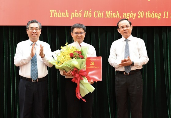 Secretary of the HCMC Party Committee Nguyen Van Nen (R) and Vice Secretary of the Party Committee of the city Nguyen Phuoc Loc (L) congratulate Head of the HCMC Party Committee's Commission for Mass Mobilization Nguyen Manh Cuong. (Photo: SGGP) Secretary of the HCMC Party Committee Nguyen Van Nen (R) and Vice Secretary of the Party Committee of the city Nguyen Phuoc Loc (L) congratulate Head of the HCMC Party Committee's Commission for Mass Mobilization Nguyen Manh Cuong. (Photo: SGGP)