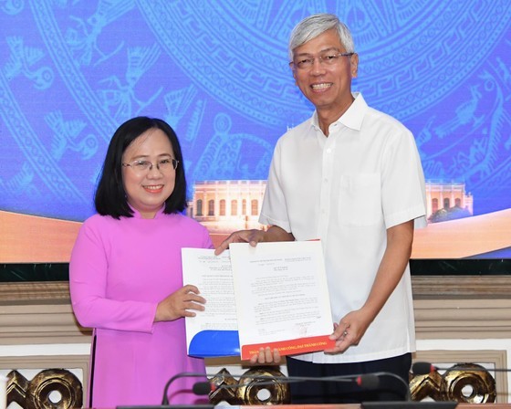 Vice Chairman of the HCMC People's Committee Vo Van Hoan hands over the appointment decision for the position of Vice Chief of the HCMC People’s Committee Office to Ms. Dinh Thi Thanh Thuy. (Photo: SGGP) Vice Chairman of the HCMC People's Committee Vo Van Hoan hands over the appointment decision for the position of Vice Chief of the HCMC People’s Committee Office to Ms. Dinh Thi Thanh Thuy. (Photo: SGGP)