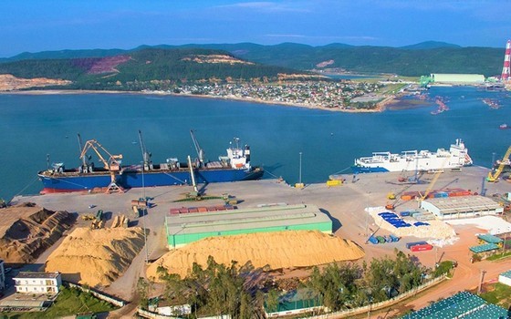 A port of Gas & LNG Development Project and auxiliary types of petrochemical refining in Nghi Son EZ in Thanh Hoa (Photo: SGGP) A port of Gas & LNG Development Project and auxiliary types of petrochemical refining in Nghi Son EZ in Thanh Hoa (Photo: SGGP)