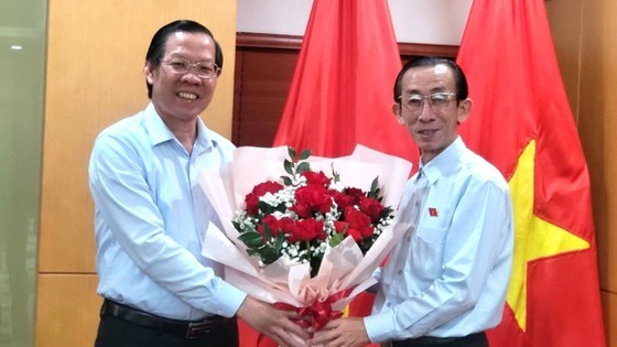 Chairman of the HCMC People's Commitee Phan Van Mai (L) offers flowers to Assoc.Prof.Dr. Tran Hoang Ngan, Assistant of Secretary of the HCMC Party Committee Nguyen Van Nen. (Photo: SGGP) Chairman of the HCMC People's Commitee Phan Van Mai (L) offers flowers to Assoc.Prof.Dr. Tran Hoang Ngan, Assistant of Secretary of the HCMC Party Committee Nguyen Van Nen. (Photo: SGGP)