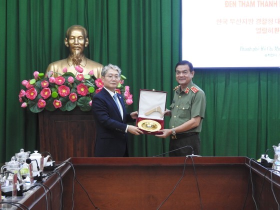 Major General Le Hong Nam, Director of the HCMC Public Security Department (R) offers a gift to Colonel General Woo Chul Mun, chief of the Busan Metropolitan Police Agency. (Photo: SGGP) Major General Le Hong Nam, Director of the HCMC Public Security Department (R) offers a gift to Colonel General Woo Chul Mun, chief of the Busan Metropolitan Police Agency. (Photo: SGGP)