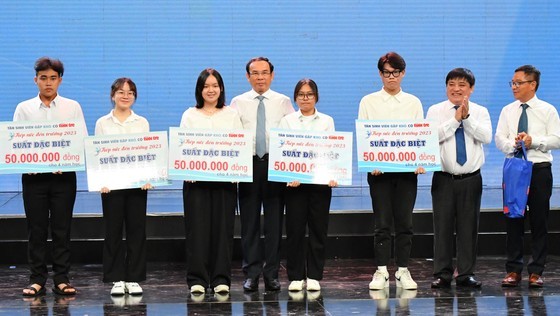 Secretary of the HCMC Party Committee Nguyen Van Nen offers scholarships to students. (Photo: SGGP)