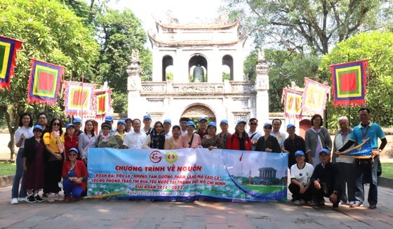 The HCMC delegation visits Van Mieu–Quoc Tu Giam (Temple of Literature). (Photo: SGGP)