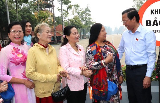 Chairman of the HCMC People’s Committee Phan Van Mai (R) meets delegates at the incense offering ceremony.(Photo: SGGP)
