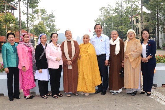 HCMC's leaders visit President Ho Chi Minh's Mausoleum. (Photo: SGGP)