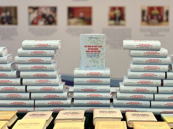 The book is on the building and development of Vietnam’s diplomacy deeply imbued with the characteristics of “Vietnamese bamboo”. (Photo: SGGP) The book is on the building and development of Vietnam’s diplomacy deeply imbued with the characteristics of “Vietnamese bamboo”. (Photo: SGGP)