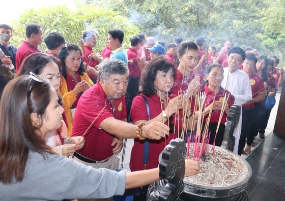 The delegation visit the tomb of Mrs Hoang Thi Loan, Uncle Ho&apos;s mother. (Photo: SGGP)
