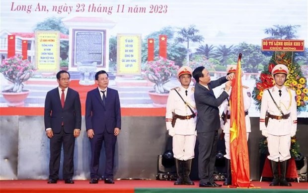 President Vo Van Thuong presents the Ho Chi Minh Order to Long An province’s Party, administration, and people for their excellent contributions to the revolutionary cause of the Party and State. (Photo: VNA) President Vo Van Thuong presents the Ho Chi Minh Order to Long An province’s Party, administration, and people for their excellent contributions to the revolutionary cause of the Party and State. (Photo: VNA)