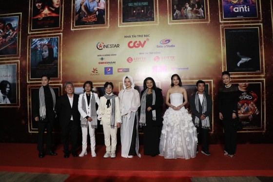 Crew members of the film, “Dat rung phuong Nam" (Song of the South) (Photo: SGGP) Crew members of the film, “Dat rung phuong Nam" (Song of the South) (Photo: SGGP)