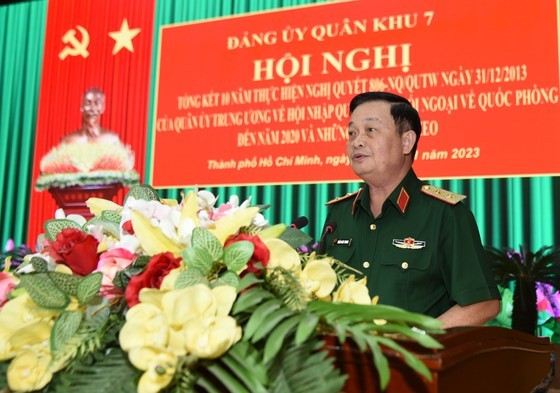 Lieutenant General Tran Hoai Trung, Political Commissar of the Military Region 7 speaks at the conference. (Photo: SGGP) Lieutenant General Tran Hoai Trung, Political Commissar of the Military Region 7 speaks at the conference. (Photo: SGGP)