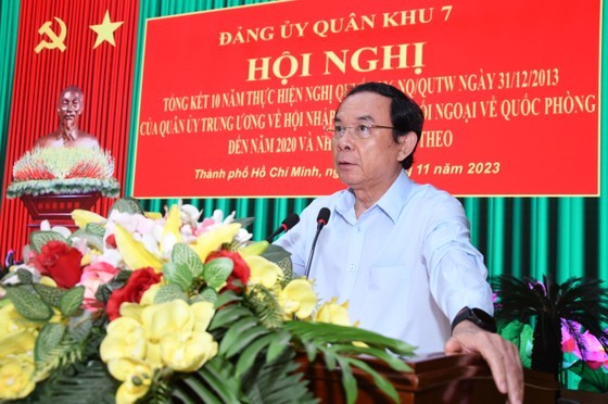 Secretary of the HCMC Party Committee Nguyen Van Nen (L) speaks at the conference. (Photo: SGGP) Secretary of the HCMC Party Committee Nguyen Van Nen (L) speaks at the conference. (Photo: SGGP)