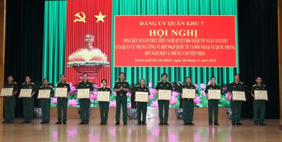 Major General Nguyen Truong Thang, Commander of Military Region 7 (C) offer certificates of merit to individuals and collectives for their outstanding contribution. (Photo: SGGP) Major General Nguyen Truong Thang, Commander of Military Region 7 (C) offer certificates of merit to individuals and collectives for their outstanding contribution. (Photo: SGGP)