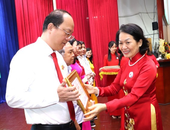 President of the Vietnam Red Cross Society (VRC) Central Committee Bui Thi Hoa offers the “For the Cause of Humanity” medal to Vice Secretary of the HCMC Party Committee Nguyen Ho Hai. (Photo: SGGP) President of the Vietnam Red Cross Society (VRC) Central Committee Bui Thi Hoa offers the “For the Cause of Humanity” medal to Vice Secretary of the HCMC Party Committee Nguyen Ho Hai. (Photo: SGGP)