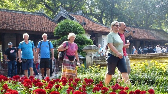 Tourists visit Van Mieu Quoc Tu Giam (Temple of Literature) in Hanoi. (Photo: SGGP) Tourists visit Van Mieu Quoc Tu Giam (Temple of Literature) in Hanoi. (Photo: SGGP)