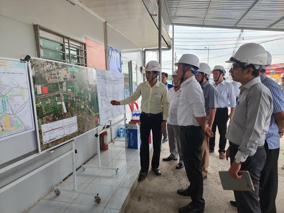 The delegation of HCMC's leaders and officials visits the construction site of the Ring Road 3 project on Nguyen Van Bua Street in Hoc Mon District. (Photo: SGGP) The delegation of HCMC's leaders and officials visits the construction site of the Ring Road 3 project on Nguyen Van Bua Street in Hoc Mon District. (Photo: SGGP)