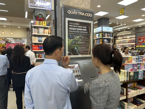 The self-check machine allows users to search and look for all books in the store. (Photo: SGGP)