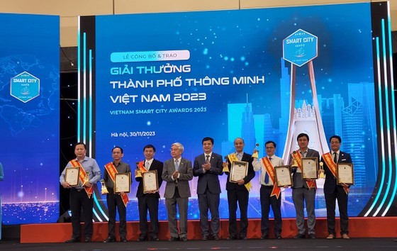 Representatives of cities and provinces receive the 2023 Best Vietnam Smart City Awards. (Photo: SGGP) Representatives of cities and provinces receive the 2023 Best Vietnam Smart City Awards. (Photo: SGGP)