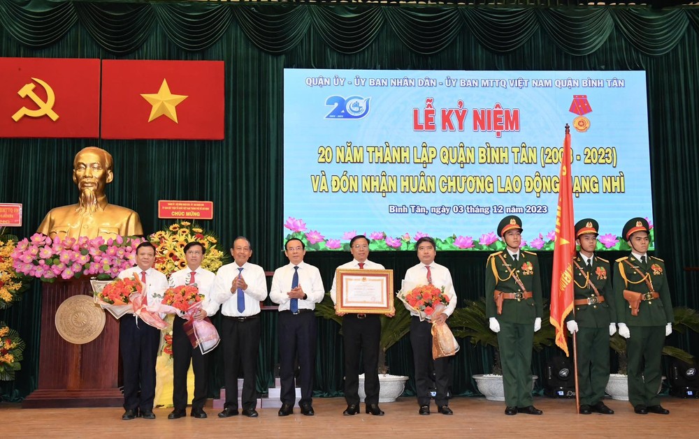 Secretary of the HCMC Party Committee Nguyen Van Nen offers the State President's second-class Labor Medal to the Party, government, and people of Binh Tan District. (Photo: SGGP) img-a352ec4b3b9b1e80e228979f980b6cbb-v-2594jpg-4691.jpg
