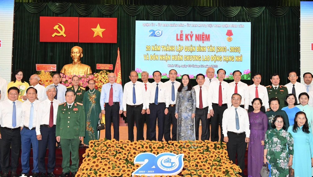 Secretary of the HCMC Party Committee Nguyen Van Nen and leaders of the city attend the ceremony marking the 20th founding anniversary of Binh Tan District. (Photo: SGGP) img-f931c461e2a2a8875ddfc3ac8adacb06-v-3562jpg-2299.jpg
