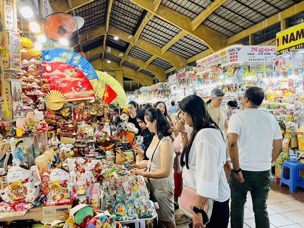 khach-quoc-te-tap-nap-mua-sam-tai-cho-ben-thanh-3678jpg-7891.jfif